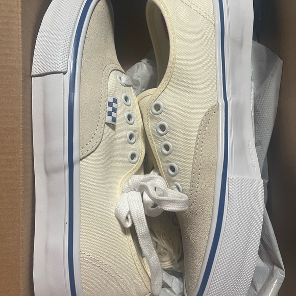 Vans - Picture 2 of 4